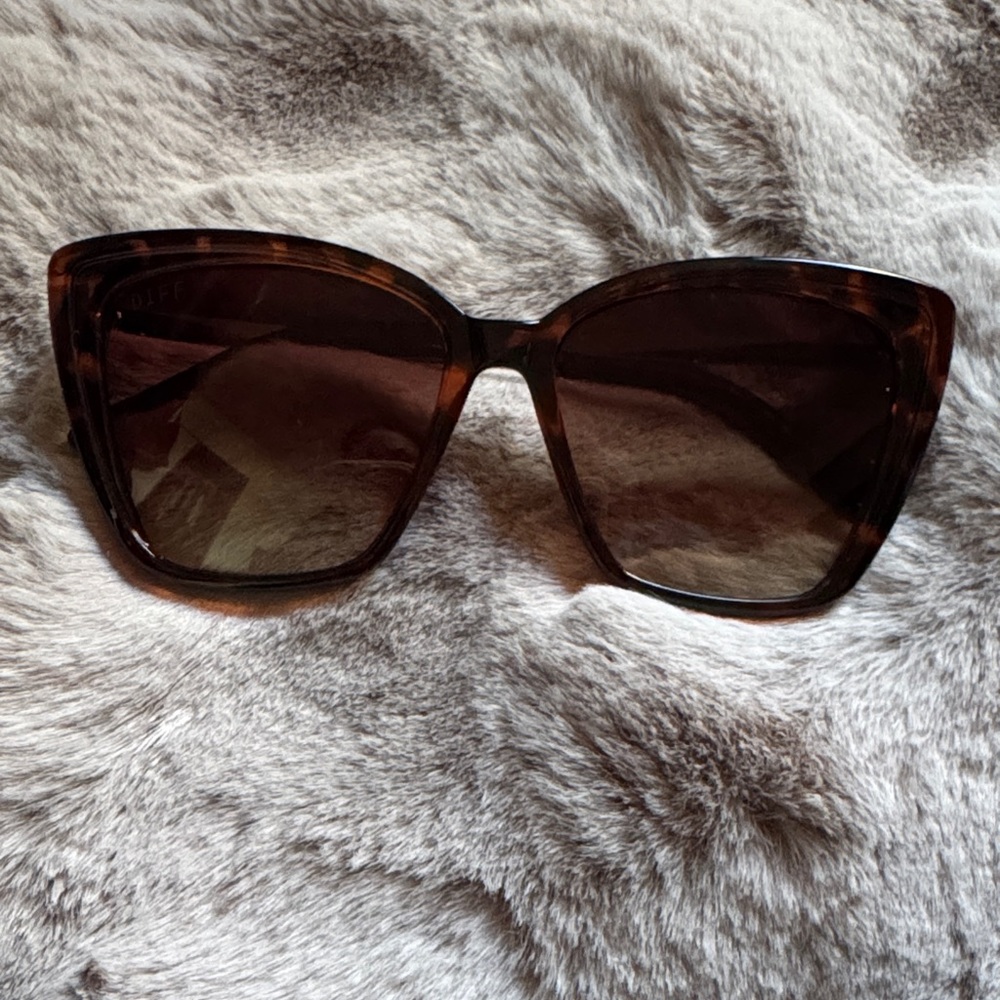 Diff Eyewear Tortoise Shell Square Sunglasses - image 1